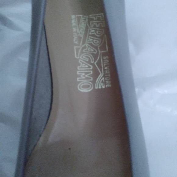 Women's Ferragamo Salvador pumps size 9.5 - Picture 4 of 7